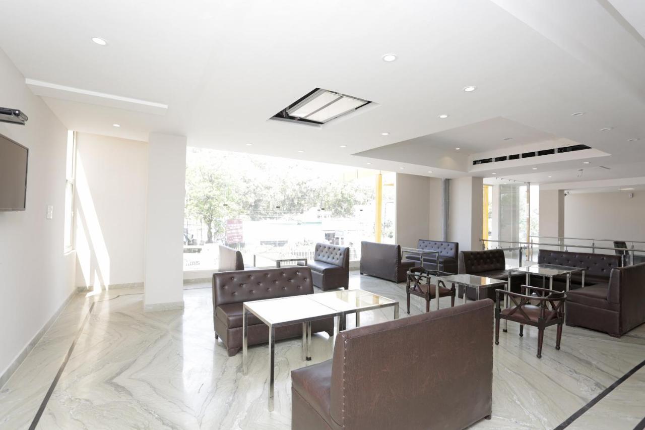 Capital O 37423 Golden Leaf Hotel Dehradun Exterior foto