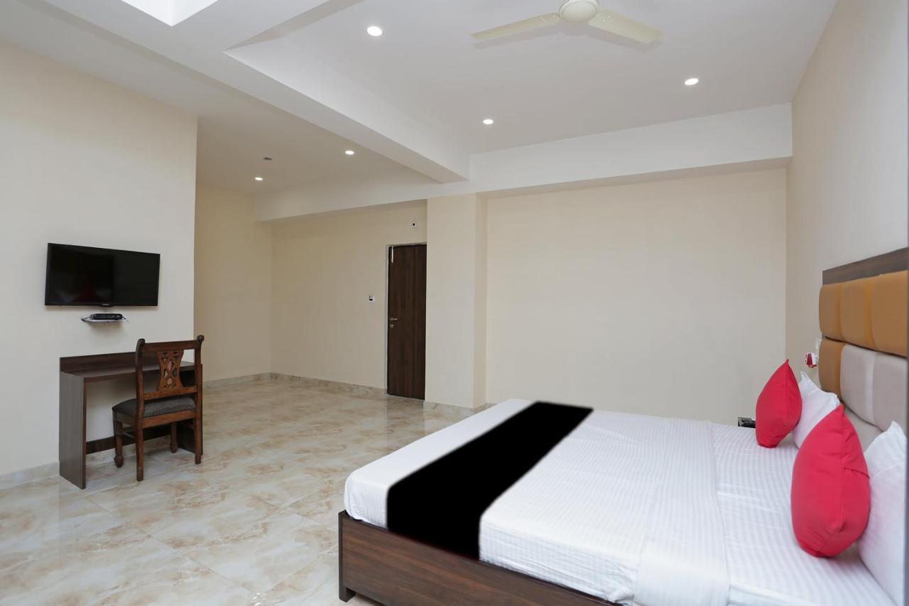 Capital O 37423 Golden Leaf Hotel Dehradun Exterior foto