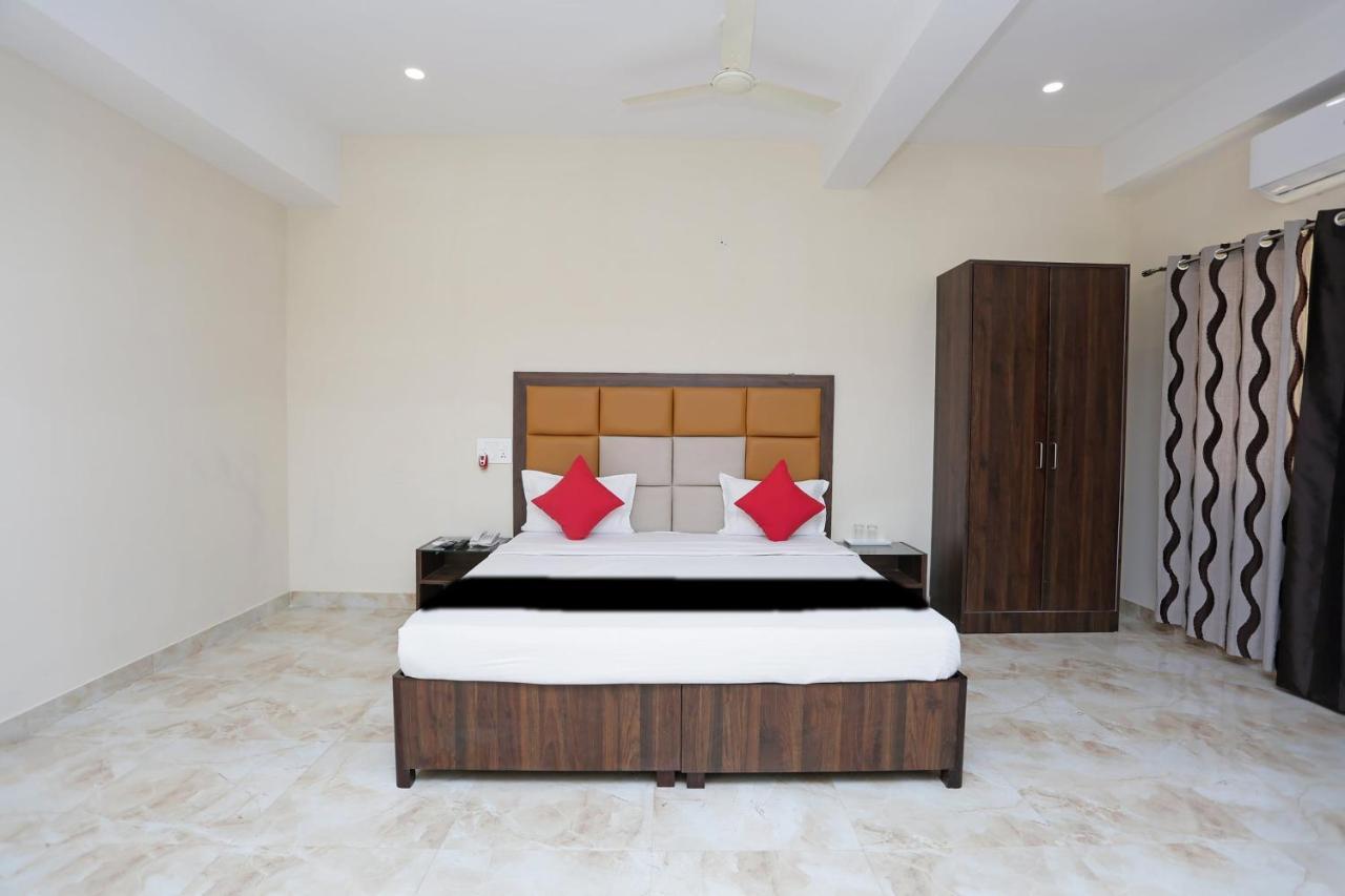 Capital O 37423 Golden Leaf Hotel Dehradun Exterior foto
